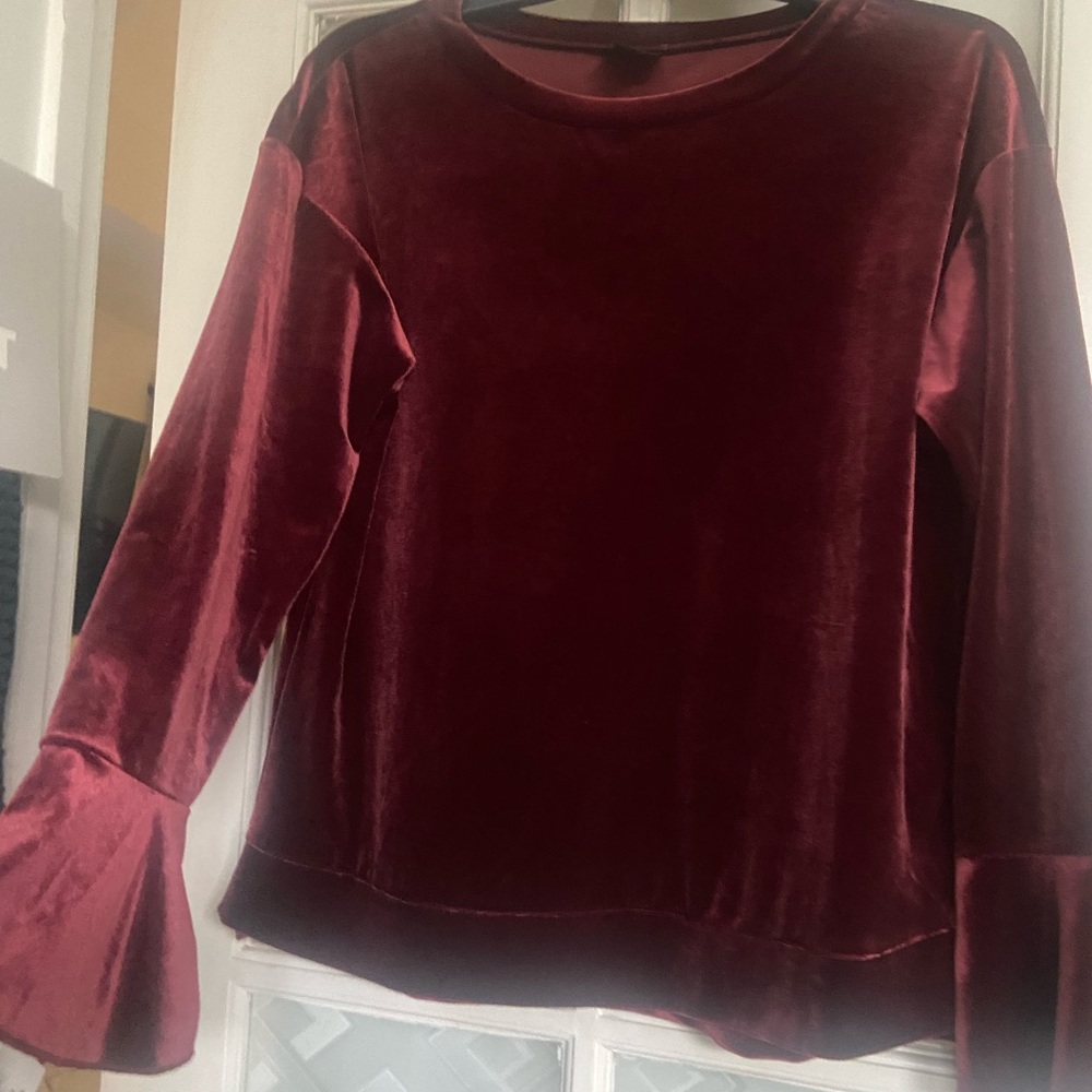 Worthington Petite Small burgundy velvet top with scallop sleeve